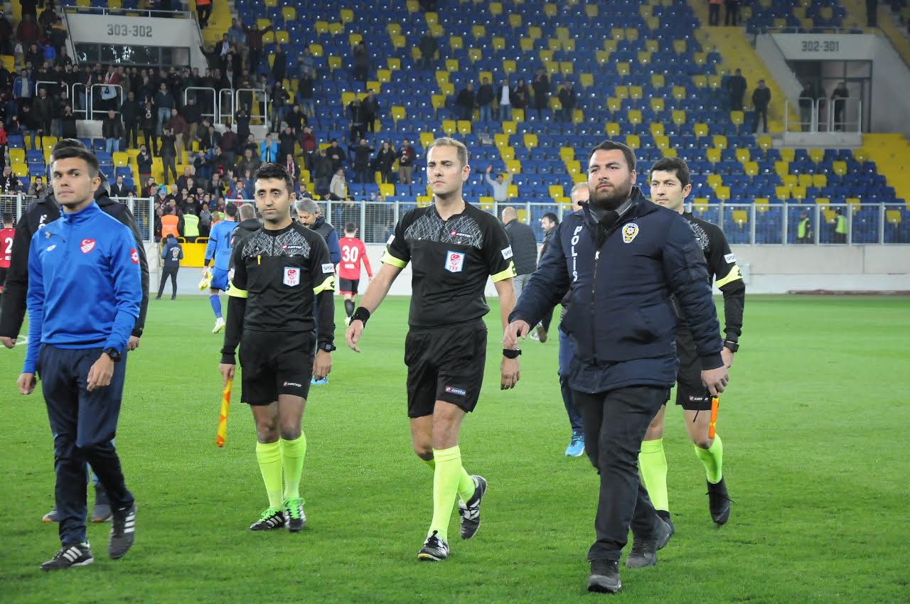 GENÇLER’DEN HAKEM TEPKİSİ