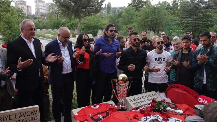 KUPA İLHAN BAŞKAN’IN KABRİNDE 