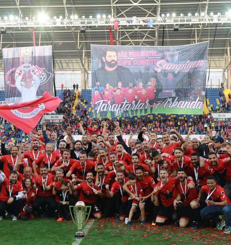 GENÇLER GERİ DÖNDÜ