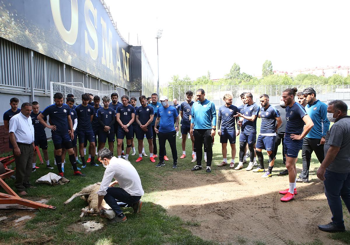 OSMANLI KURBAN KESTİ