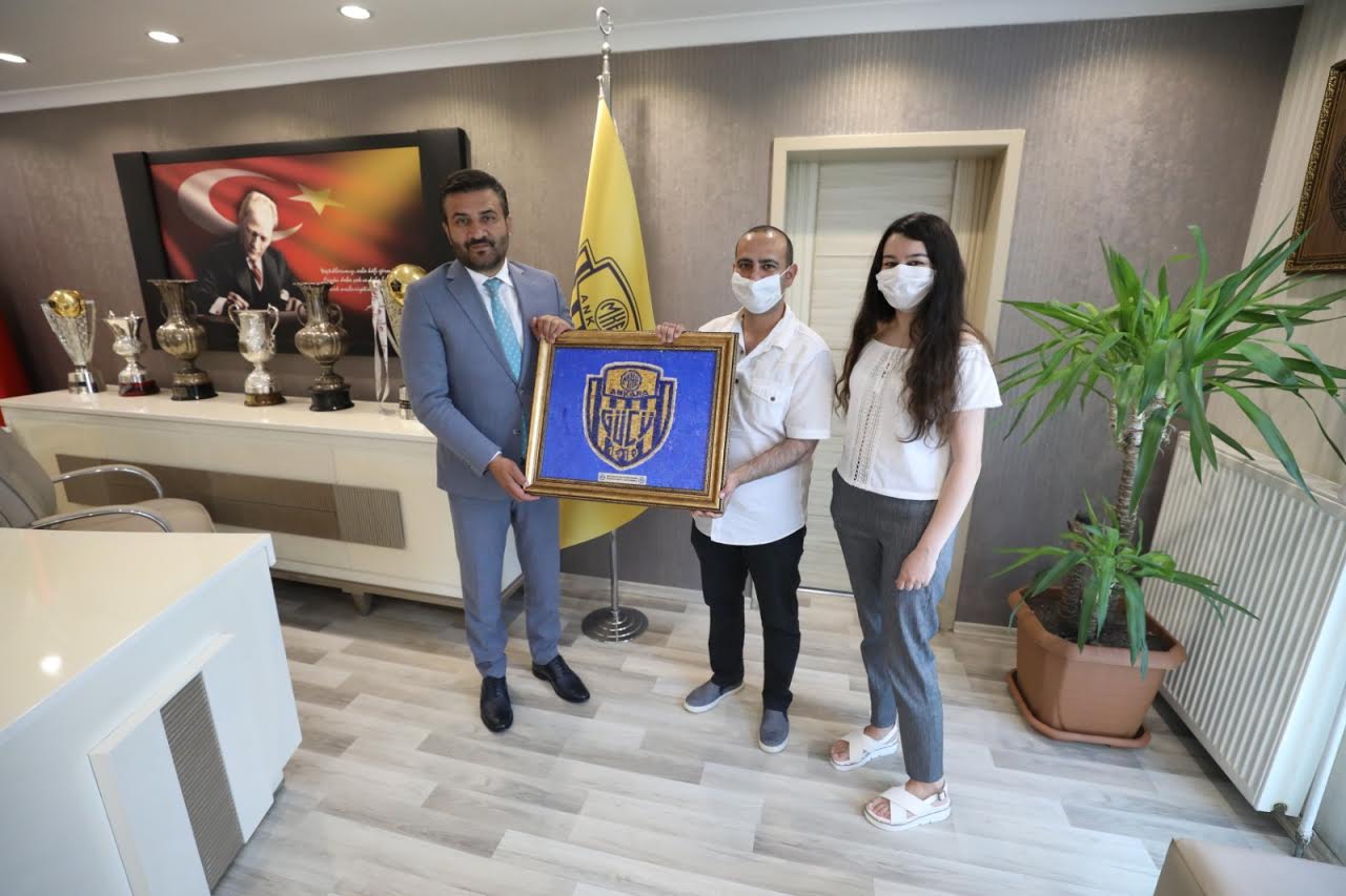 BAŞKAN MERT’E ANLAMLI HEDİYE