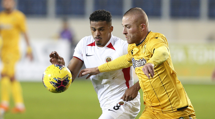 GENÇLER PUAN PEŞİNDE