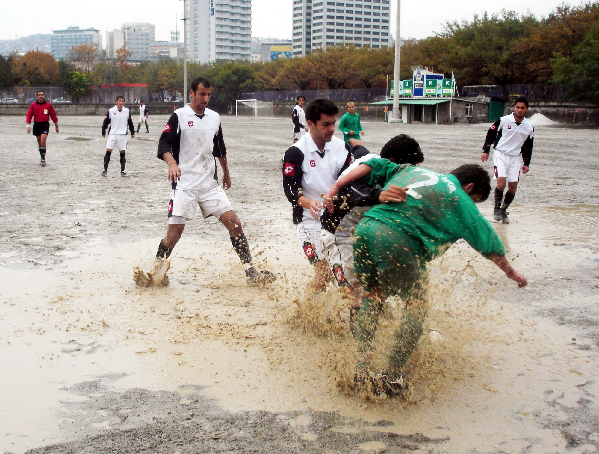 AMATÖRLER PROFESYONELLERİ UTANDIRDI