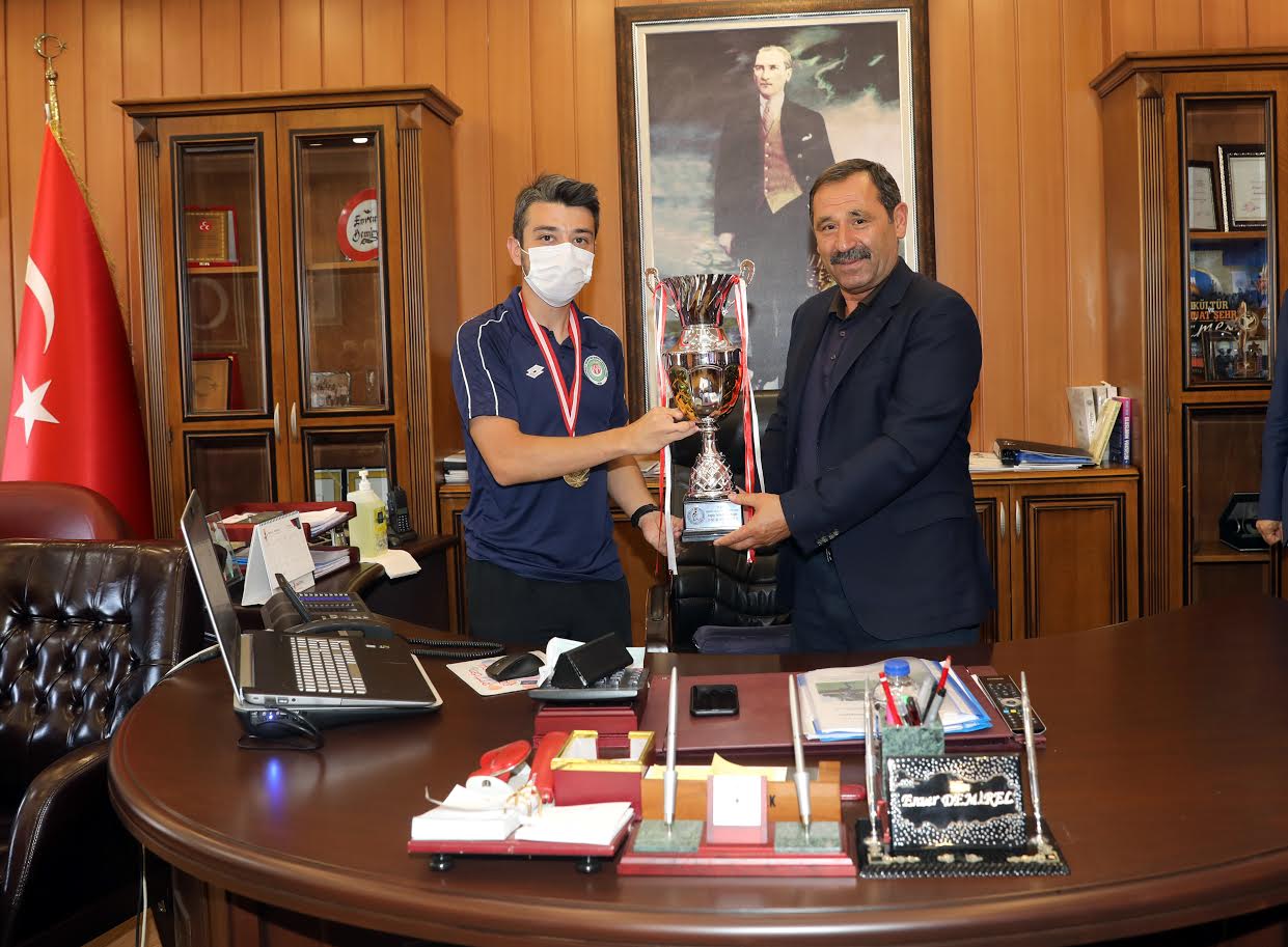 BAŞKAN DEMİREL ŞAMPİYONLARI AĞIRLADI