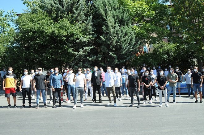 AMATÖRLERDEN OTURMA EYLEMİ