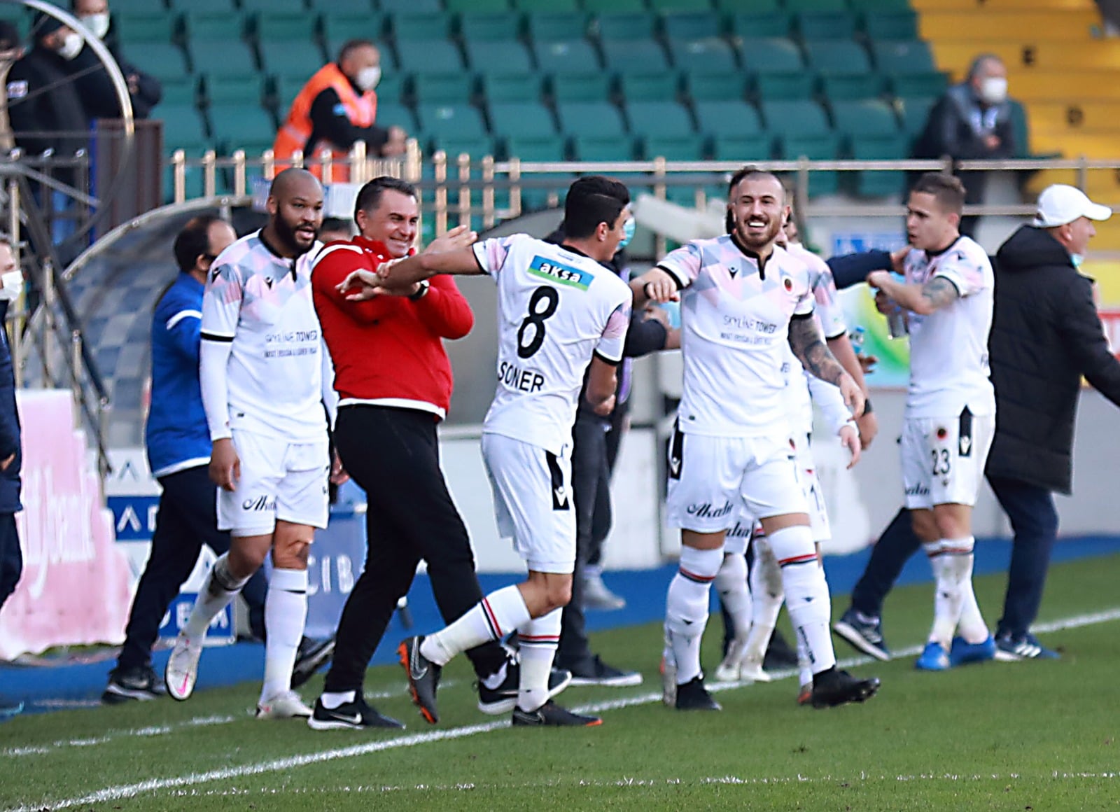 GENÇLER 1 PUANLA DÖNÜYOR