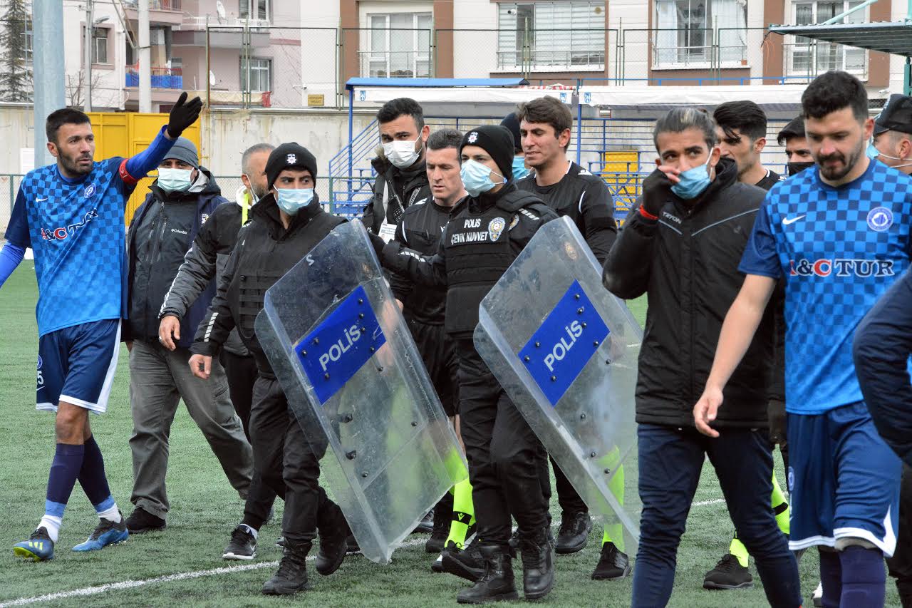 ALTINDAĞ HAKEME TAKILDI