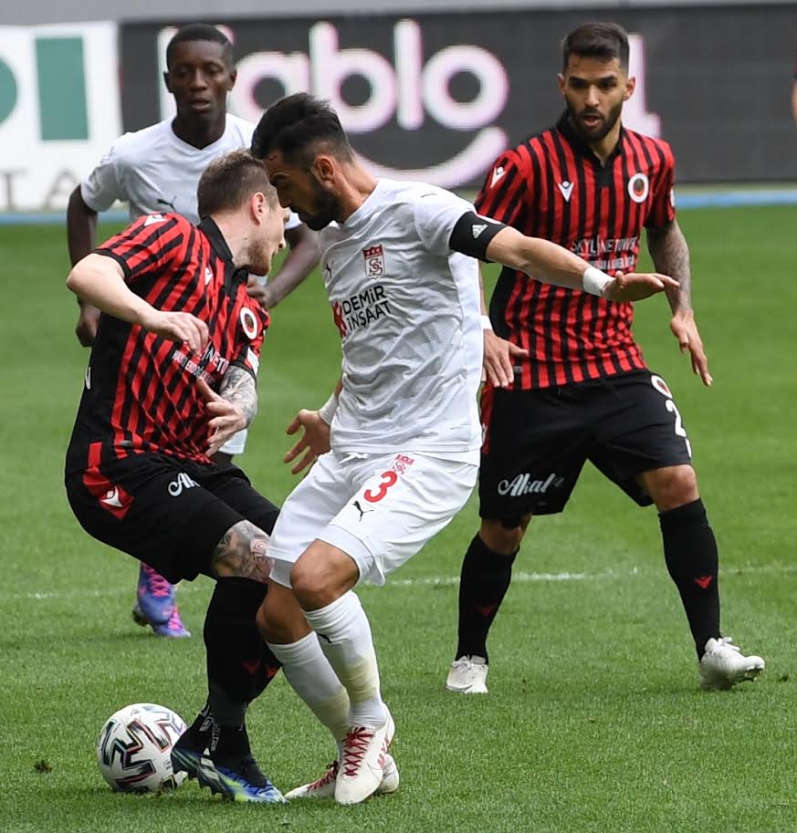 GENÇLER PES ETMİYOR