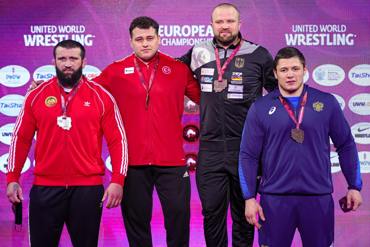 RIZA KAYAALP GÖZÜNÜ REKORA DİKTİ