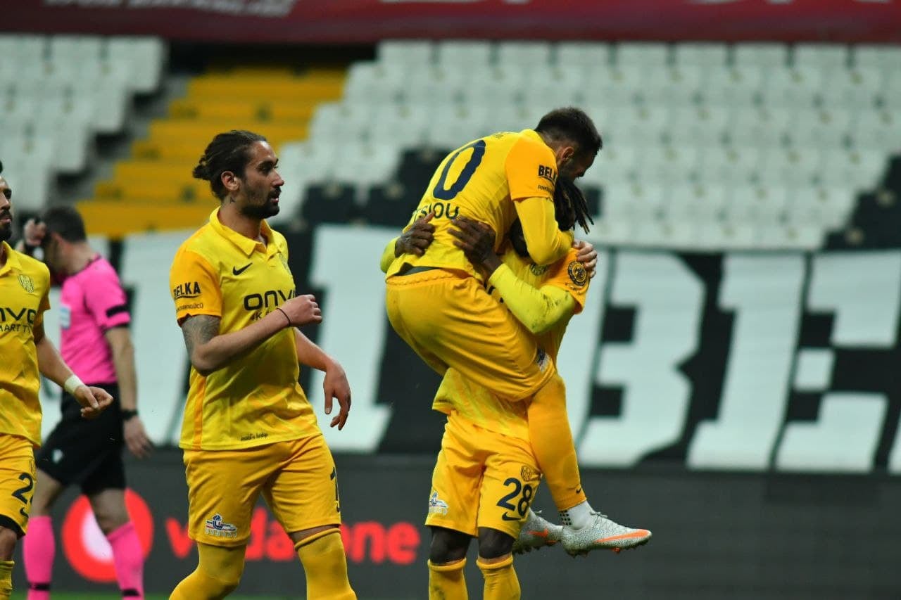 ANKARAGÜCÜ LİDERE KAFA TUTTU