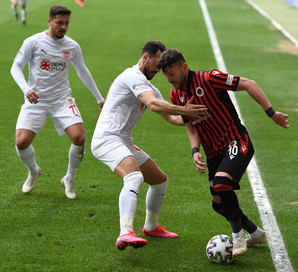 GENÇLER YİNE FIRSAT TEPTİ